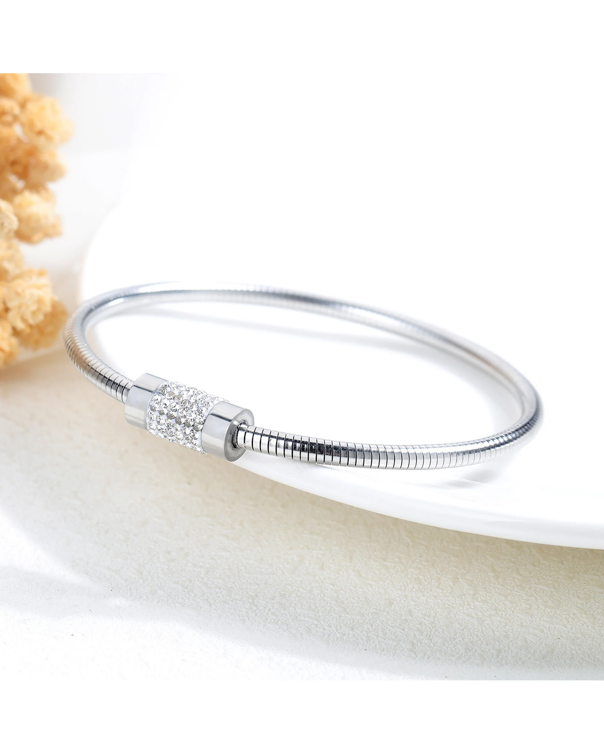 BRACELET EN ACIER TUBE AVEC STRASS ET FERMOIR AIMANTE - Image 2
