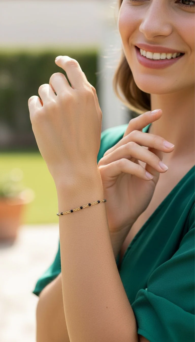 BRACELET EN ACIER DORE AVEC BILLES NOIRES - Image 2