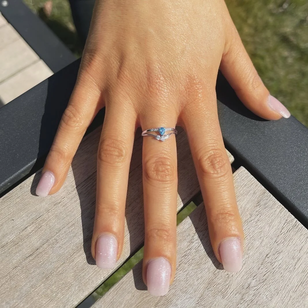 BAGUE EN ARGENT 2 RANGS AVEC PIERRES ET SOLITAIRE GOUTTE BLEU CLAIR - Image 2
