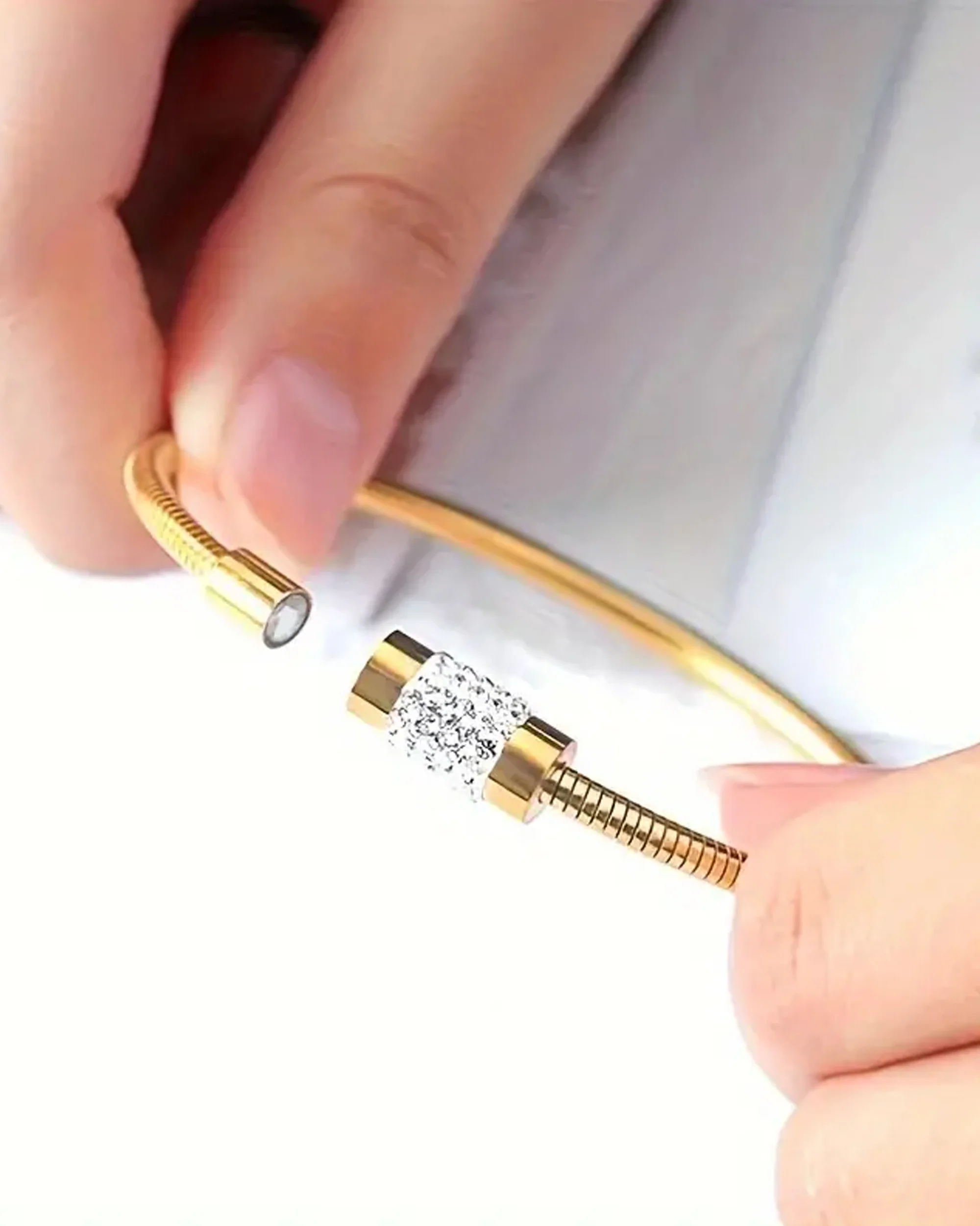 BRACELET EN ACIER DORE TUBE AVEC STRASS - Image 2