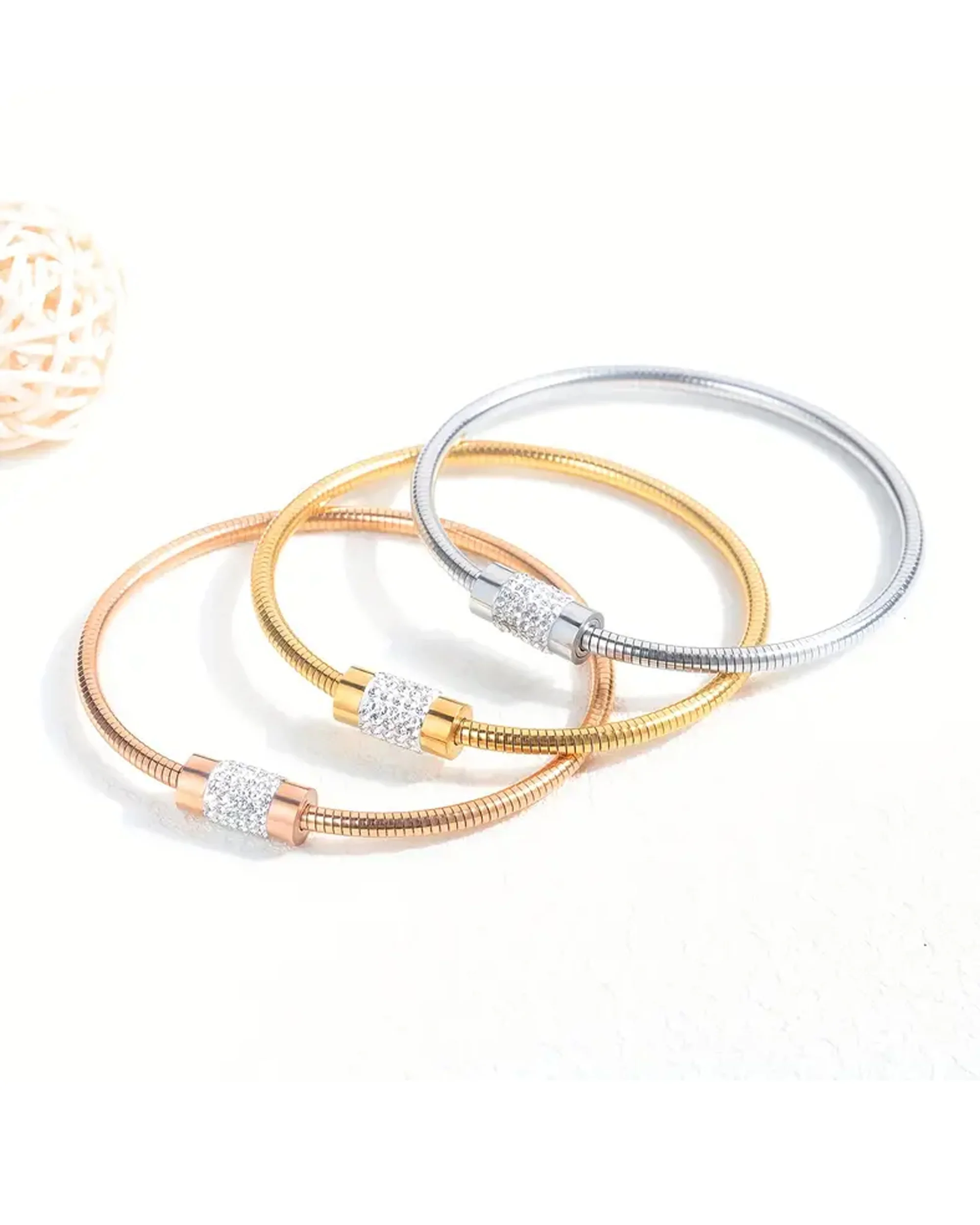 BRACELET EN ACIER DORE TUBE AVEC STRASS - Image 3
