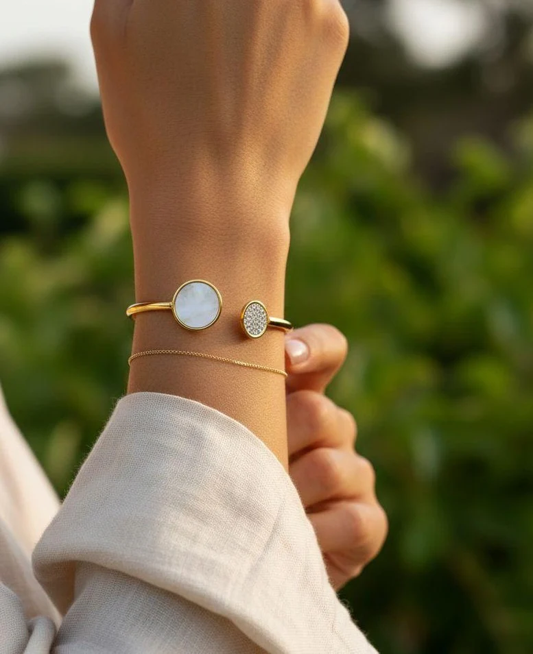BRACELET EN ACIER DORE 2 PASTILLES AVEC NACRE ET STRASS - Image 2