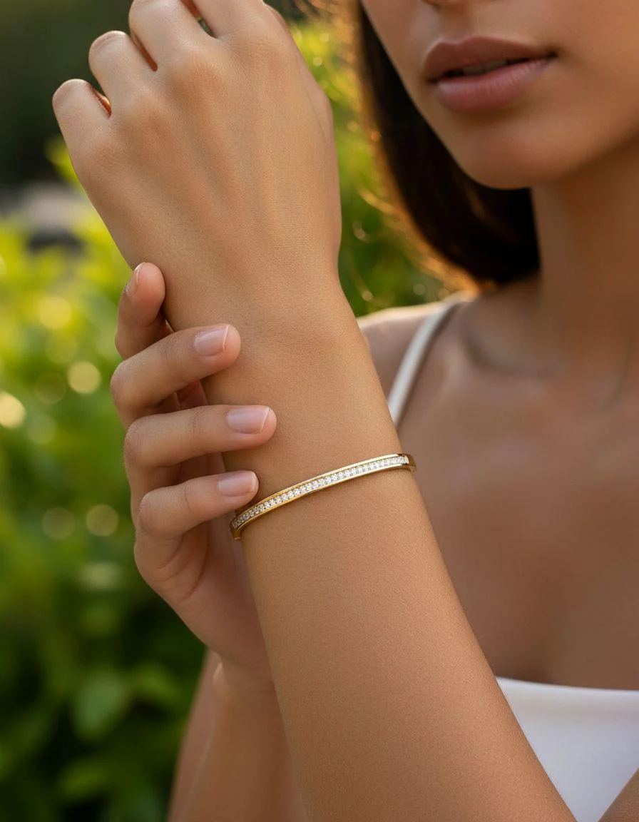 BRACELET RIGIDE EN ACIER DORE LIGNE DE STRASS - Image 2