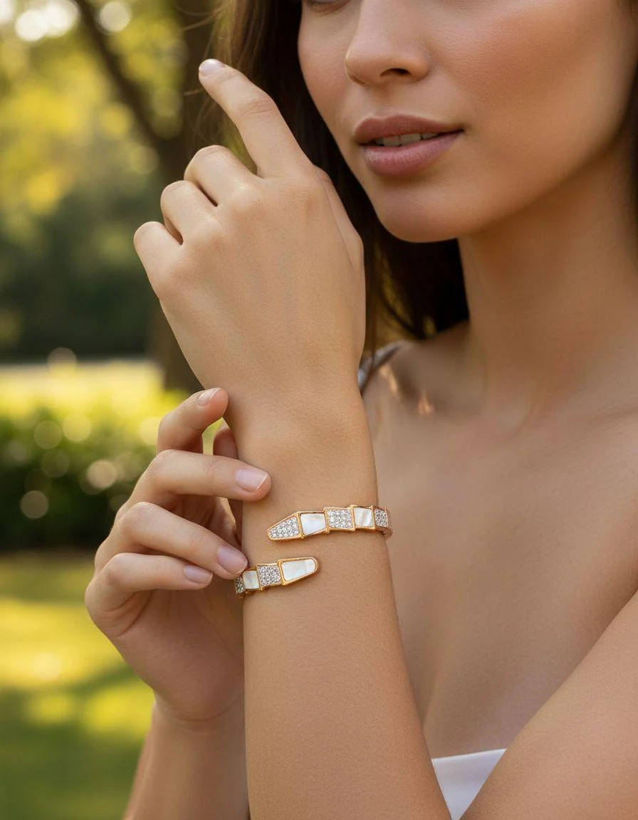 BRACELET RIGIDE EN ACIER DORE AVEC NACRE ET STRASS - Image 2