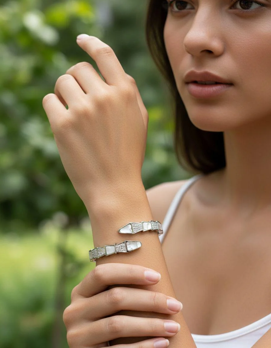 BRACELET RIGIDE EN ACIER AVEC NACRE ET STRASS - Image 2