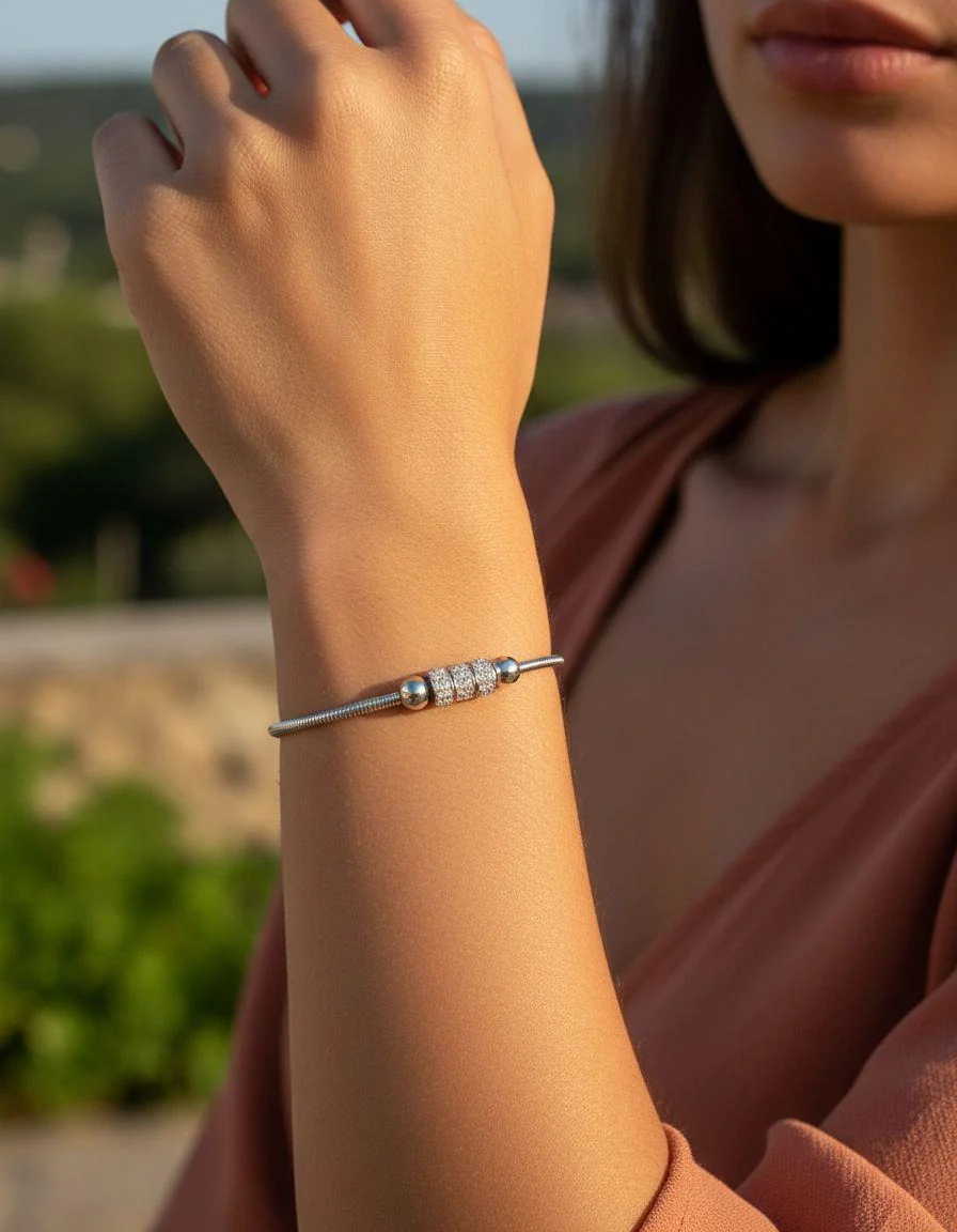 BRACELET EN ACIER AVEC BOULE ET CYLINDRE EN STRASS - Image 2