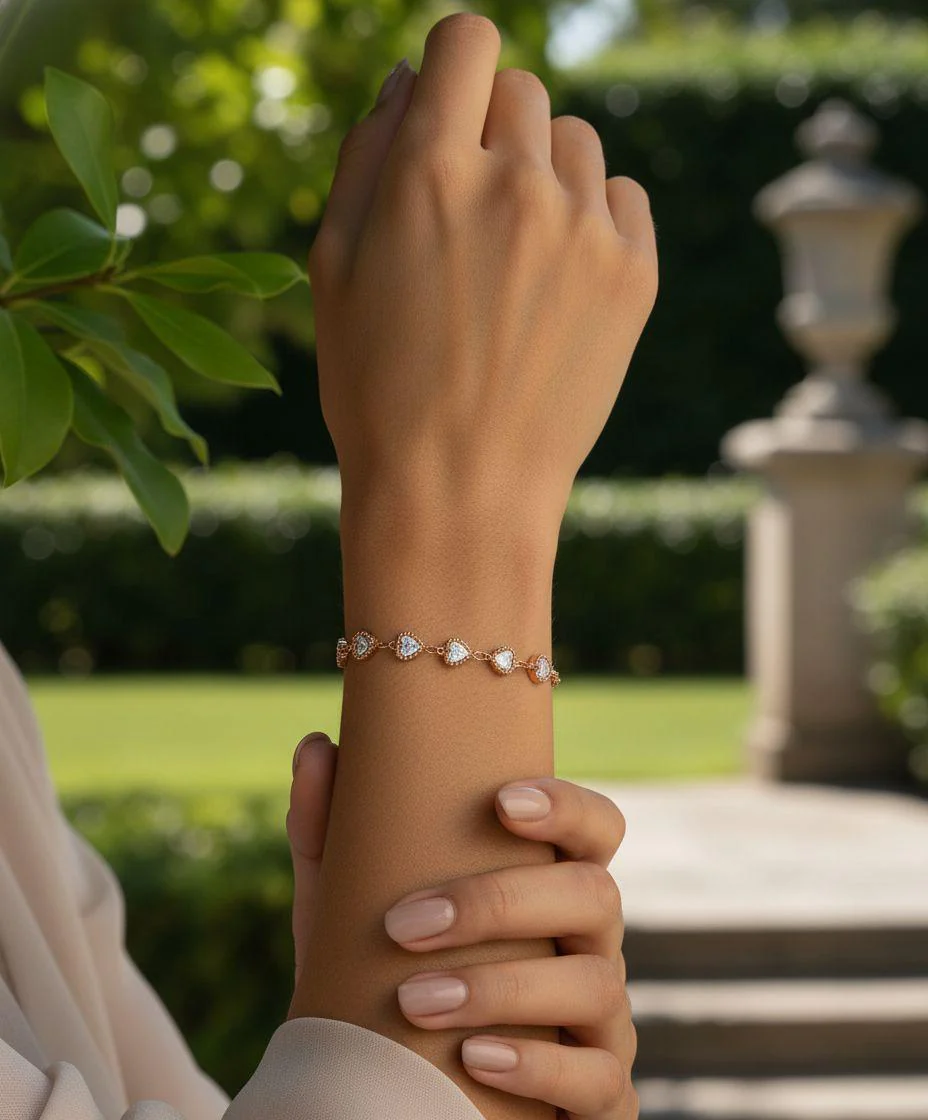 BRACELET EN ACIER DORE 5 COEURS AVEC ZIRCONIUM - Image 2