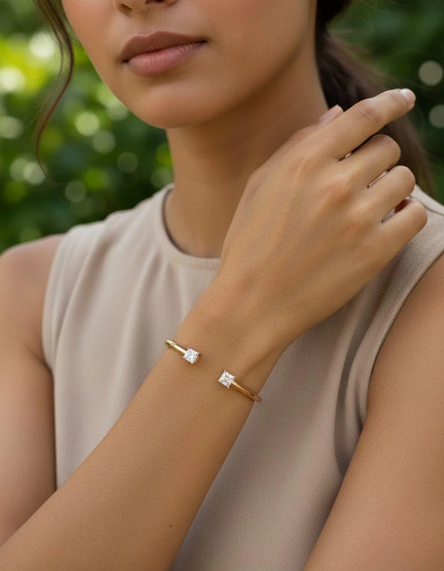 BRACELET EN ACIER DORE AVEC 2 ZIRCONIUM - Image 2
