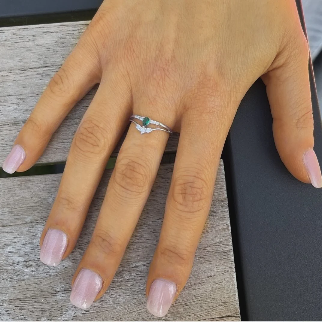 BAGUE EN ARGENT 2 RANGS AVEC PIERRES ET SOLITAIRE ÉMERAUDE - Image 2