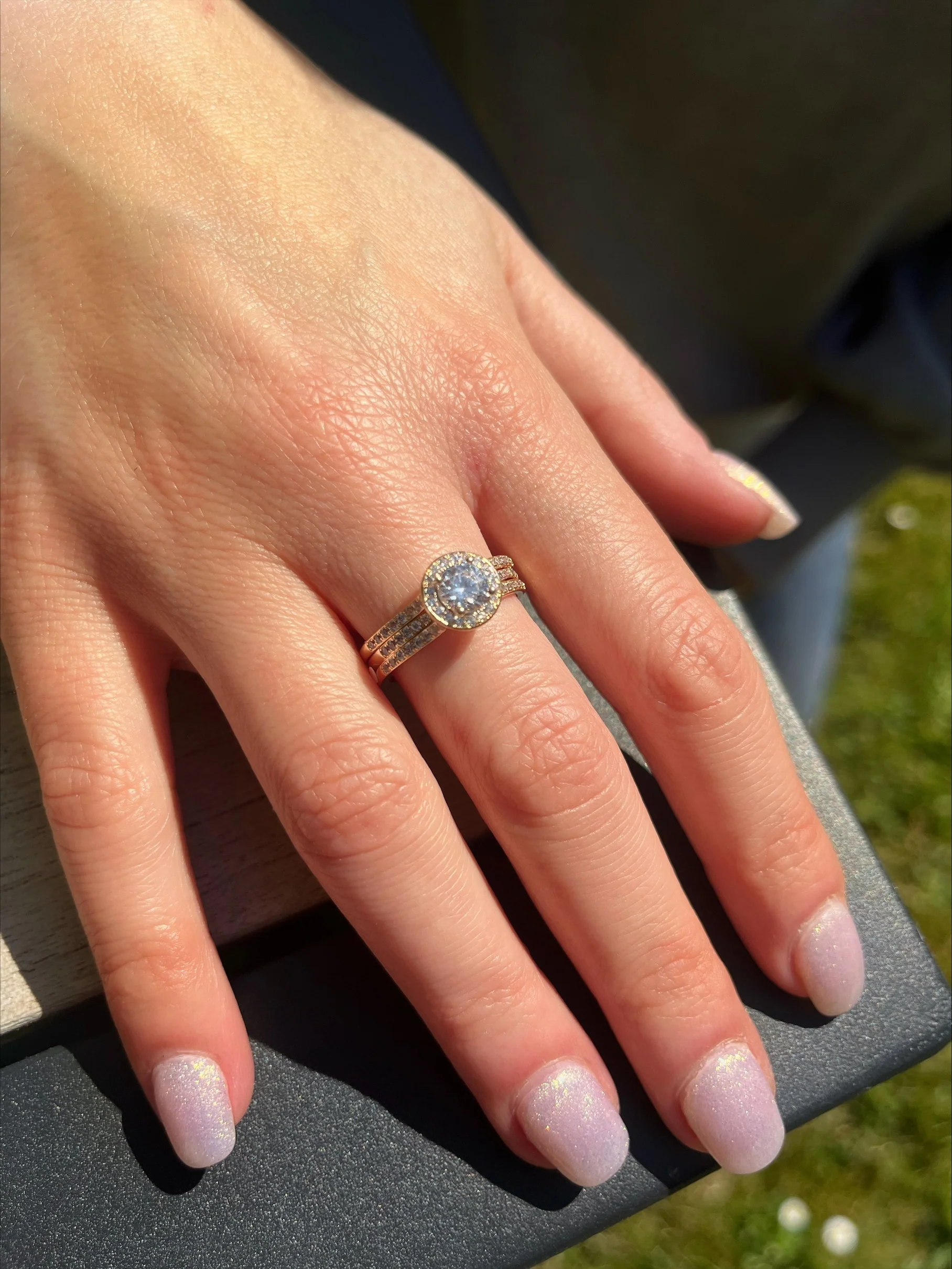 BAGUE EN PLAQUE OR TRIPLE LIGNES AVEC SOLITAIRE - Image 2