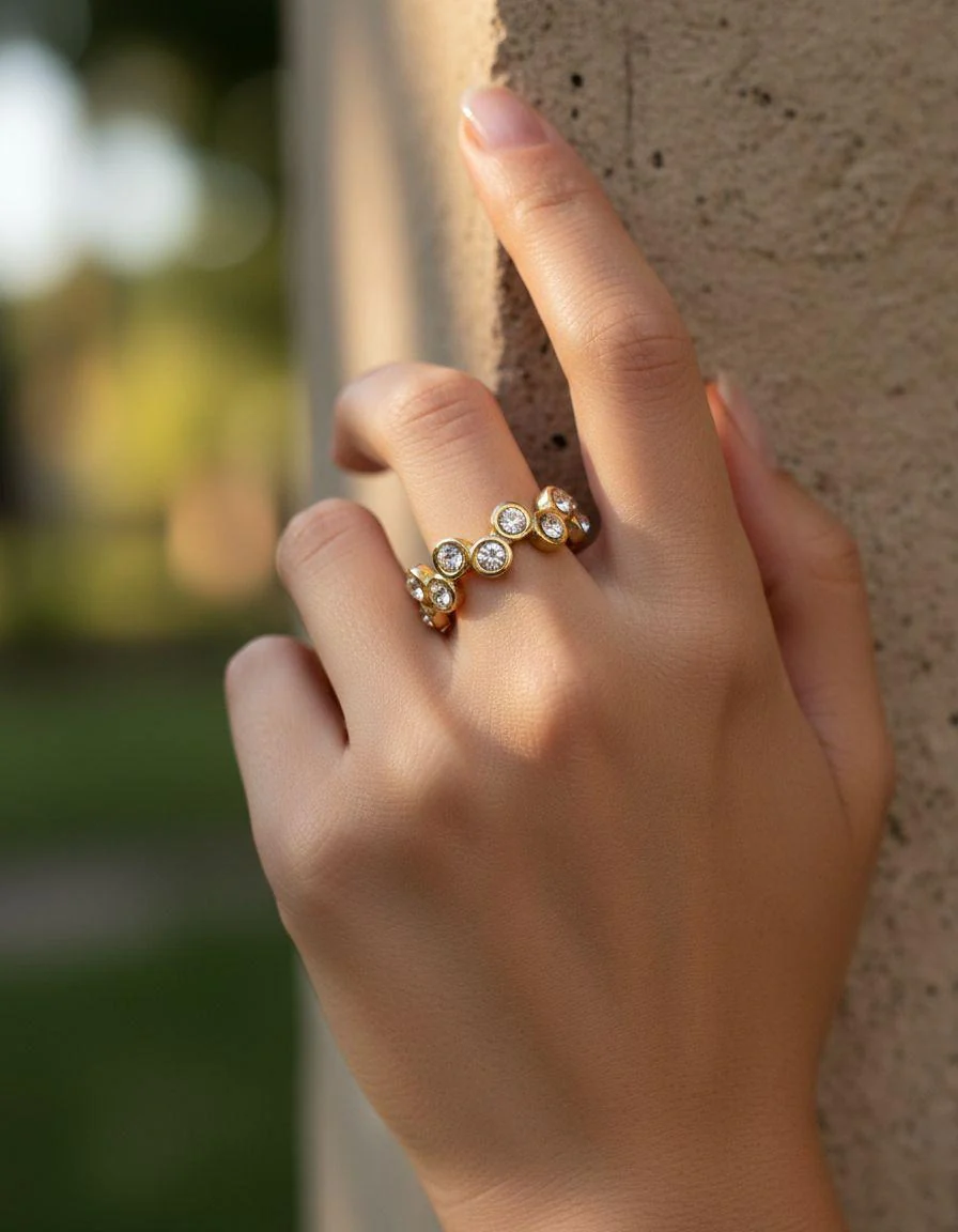 BAGUE EN ACIER DORÉ EFFET VAGUE AVEC STRASS - Image 2