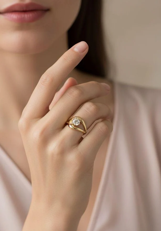 BAGUE EN ACIER DORE EVIDEE AVEC SOLITAIRE - Image 2