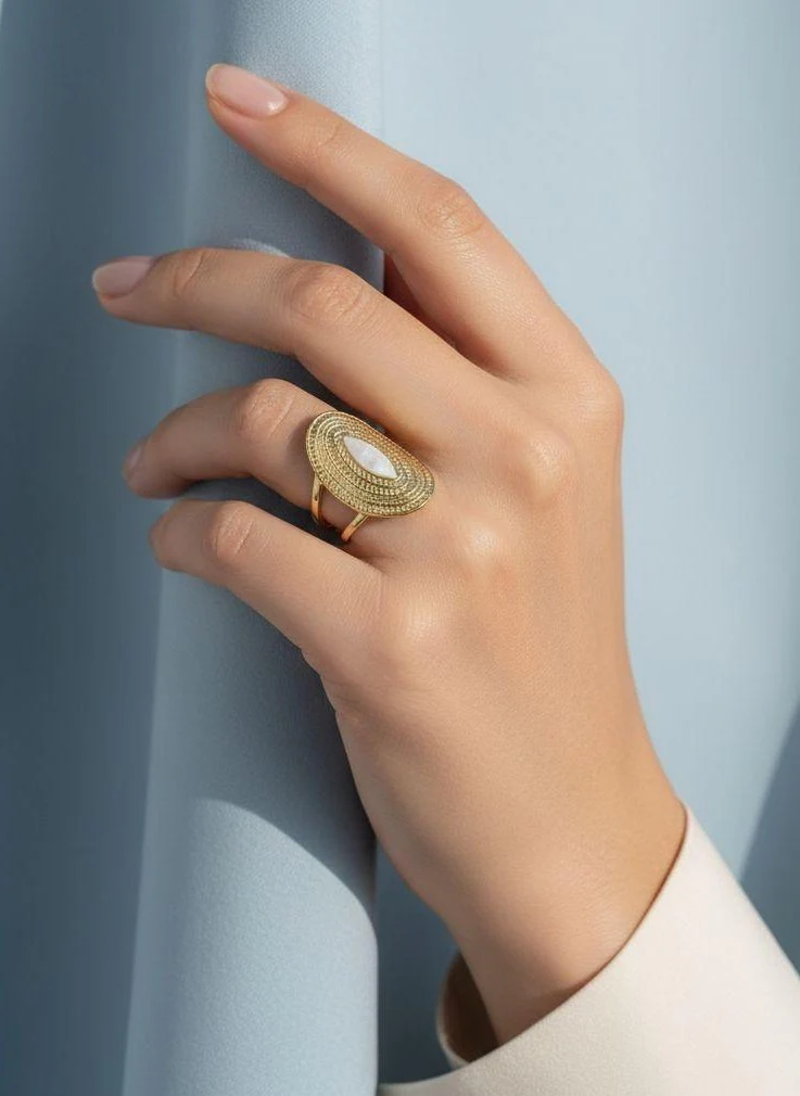 BAGUE EN ACIER DORE OVALE MARTELÉ AVEC MOTIF ÉMAILLÉ BLANC - Image 2
