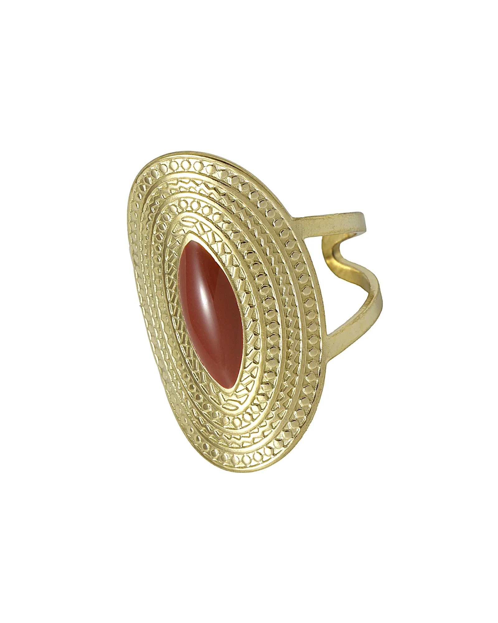 BAGUE EN ACIER DORE OVALE MARTELÉ AVEC MOTIF ÉMAILLÉ RUBIS