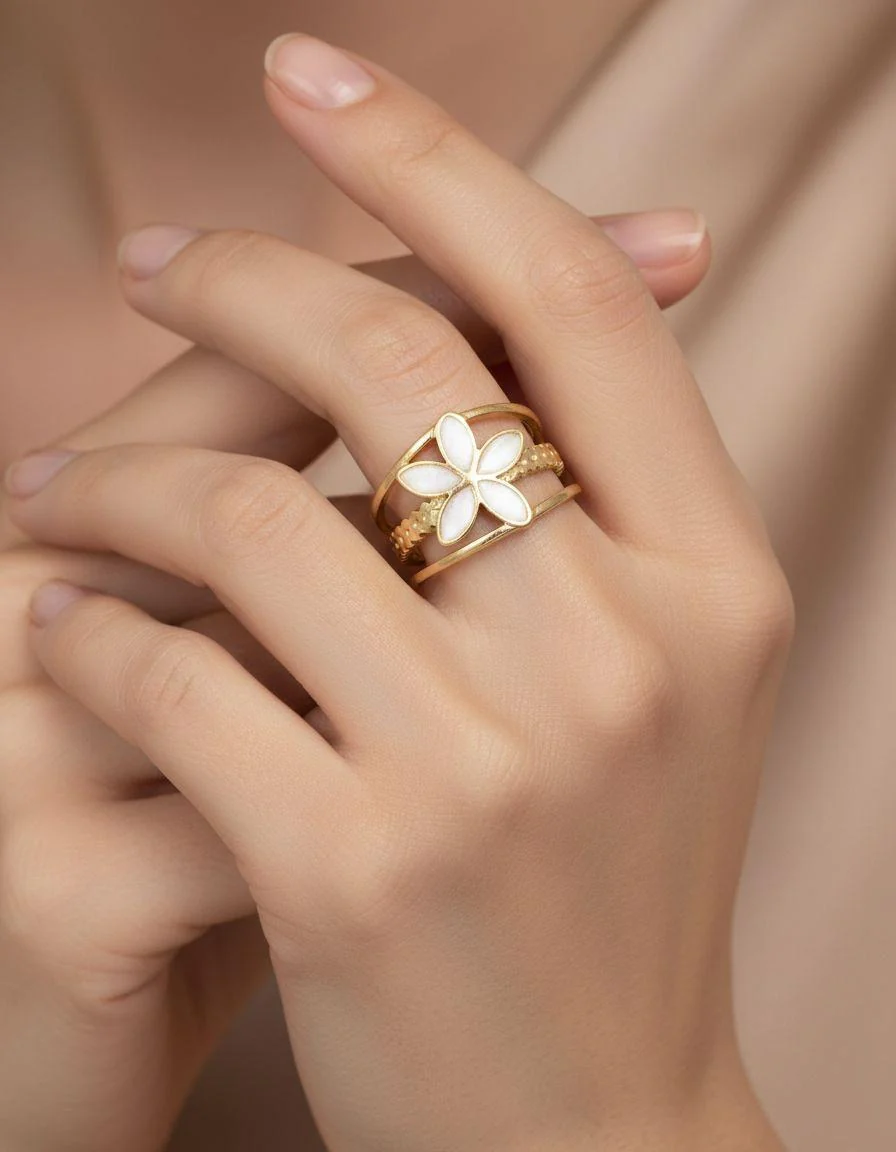 BAGUE EN ACIER DORÉ TRIPLES LIGNE AVEC FLEUR NACRE - Image 2
