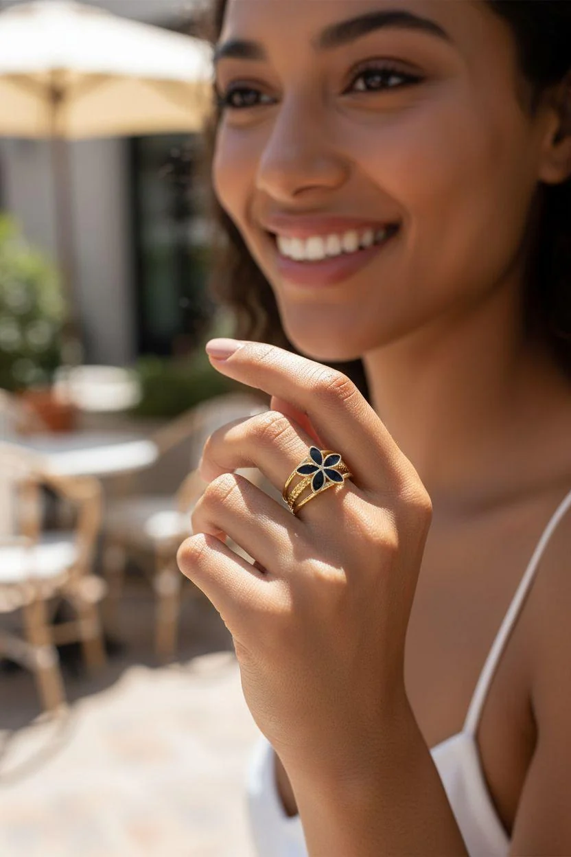 BAGUE EN ACIER DORE TRIPLES LIGNE AVEC FLEUR NACRE COULEUR ONYX - Image 2
