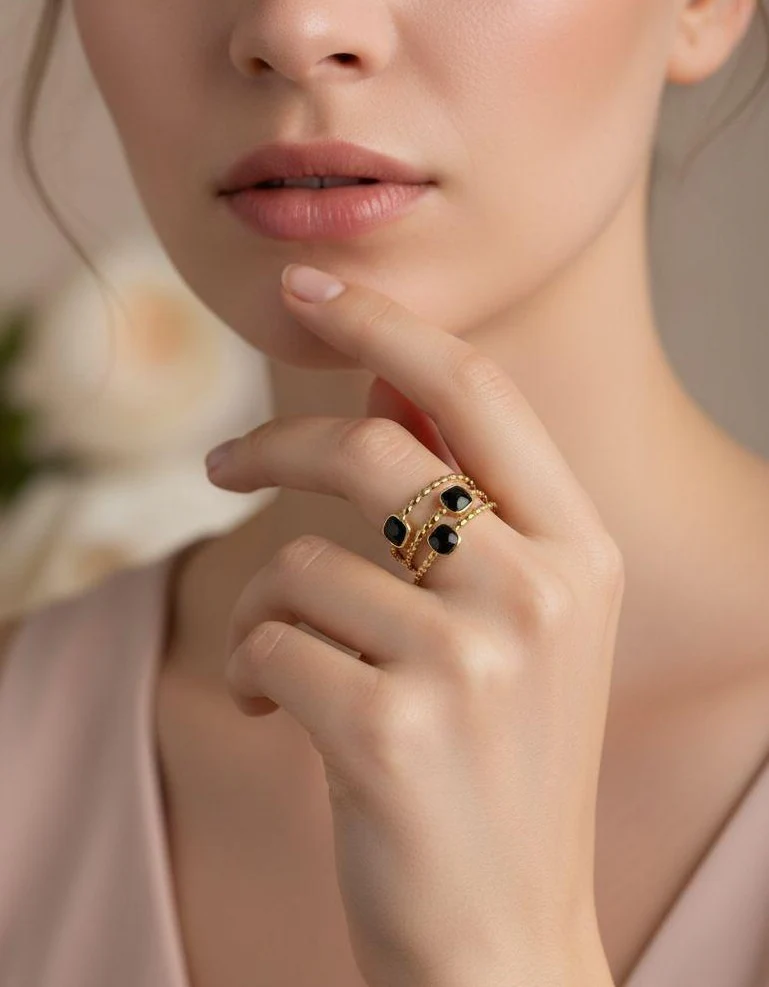 BAGUE EN ACIER DORÉ TRIPLES LIGNES AVEC CARRÉS COULEUR ONYX - Image 2