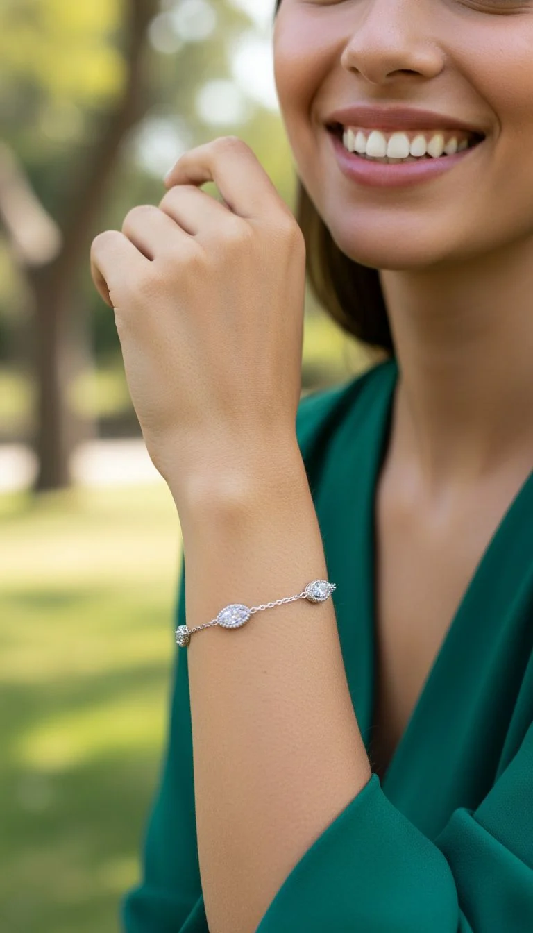 BRACELET EN ACIER AVEC OVALES MARTELES ET PIERRES BLANCHES - Image 2