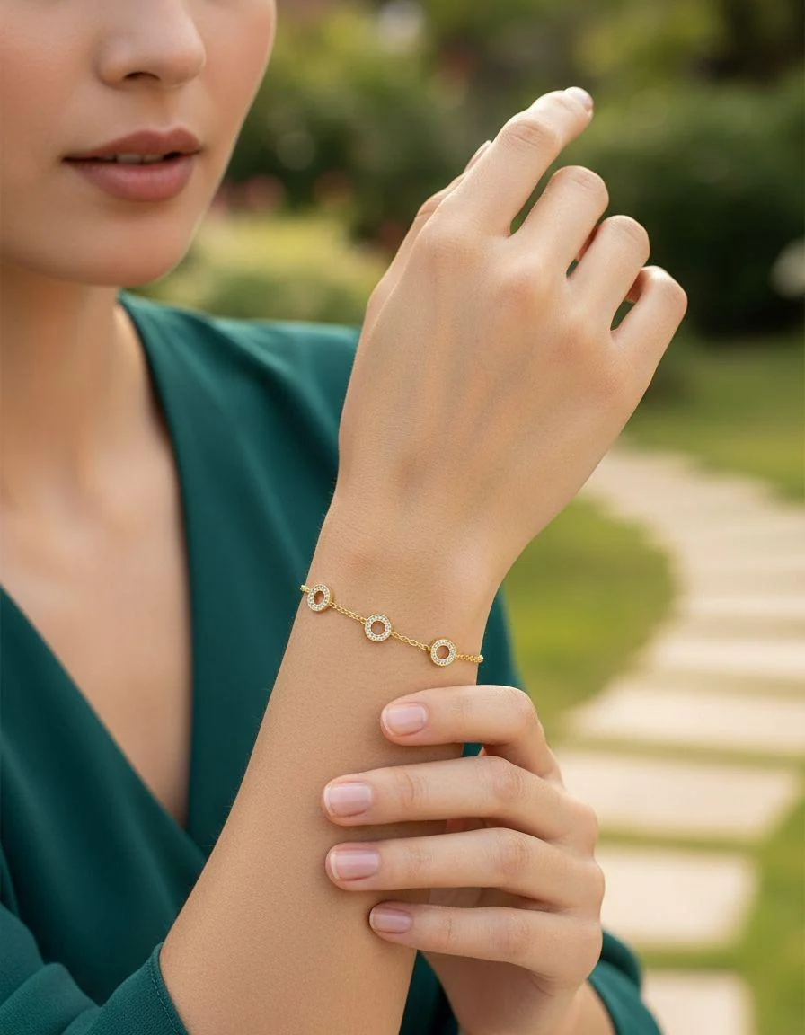 BRACELET EN ACIER DORE 3 CERCLES AVEC STRASS - Image 2