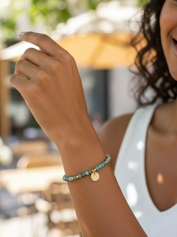 BRACELET EN ACIER DORE AVEC BILLES JADE MARBRE ORNE D'UNE PASTILLE MARTELEE - Image 2