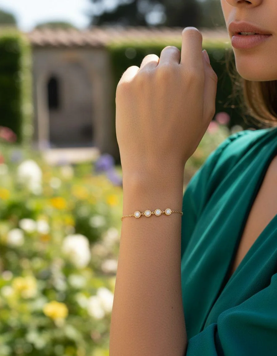 BRACELET EN ACIER DORE AVEC CERCLES ET ZIRCONIUM - Image 2