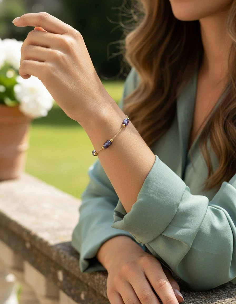 BRACELET EN ACIER DORÉ AVEC CYLINDRE COULEUR INDIGO - Image 2