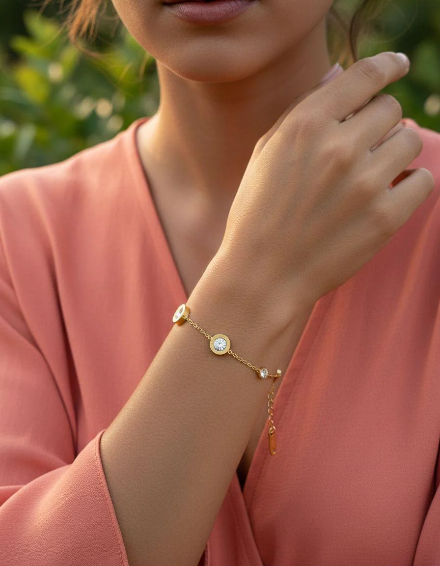 BRACELET EN ACIER DORÉ AVEC RONDS, MOTIF CHIFFRES ROMAINS ET STRASS - Image 2