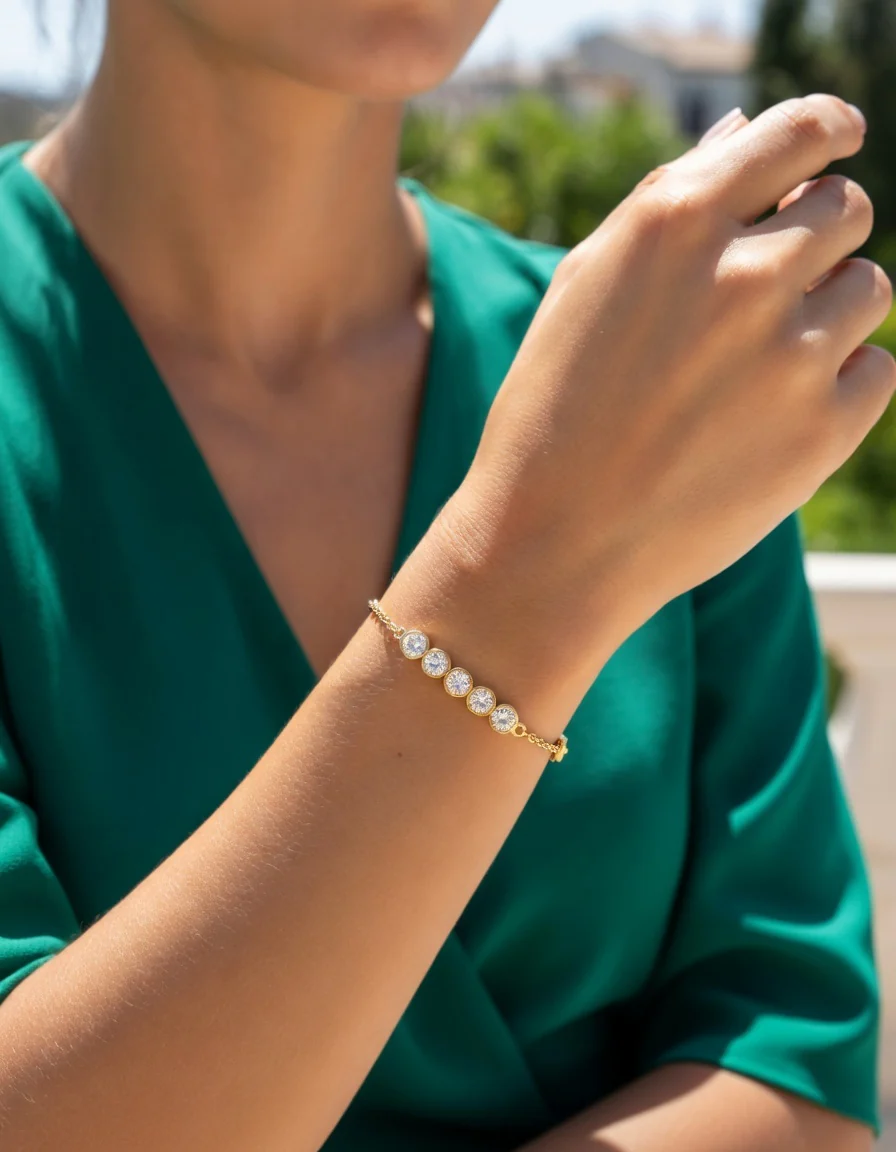 BRACELET EN ACIER DORÉ AVEC STRASS - Image 2