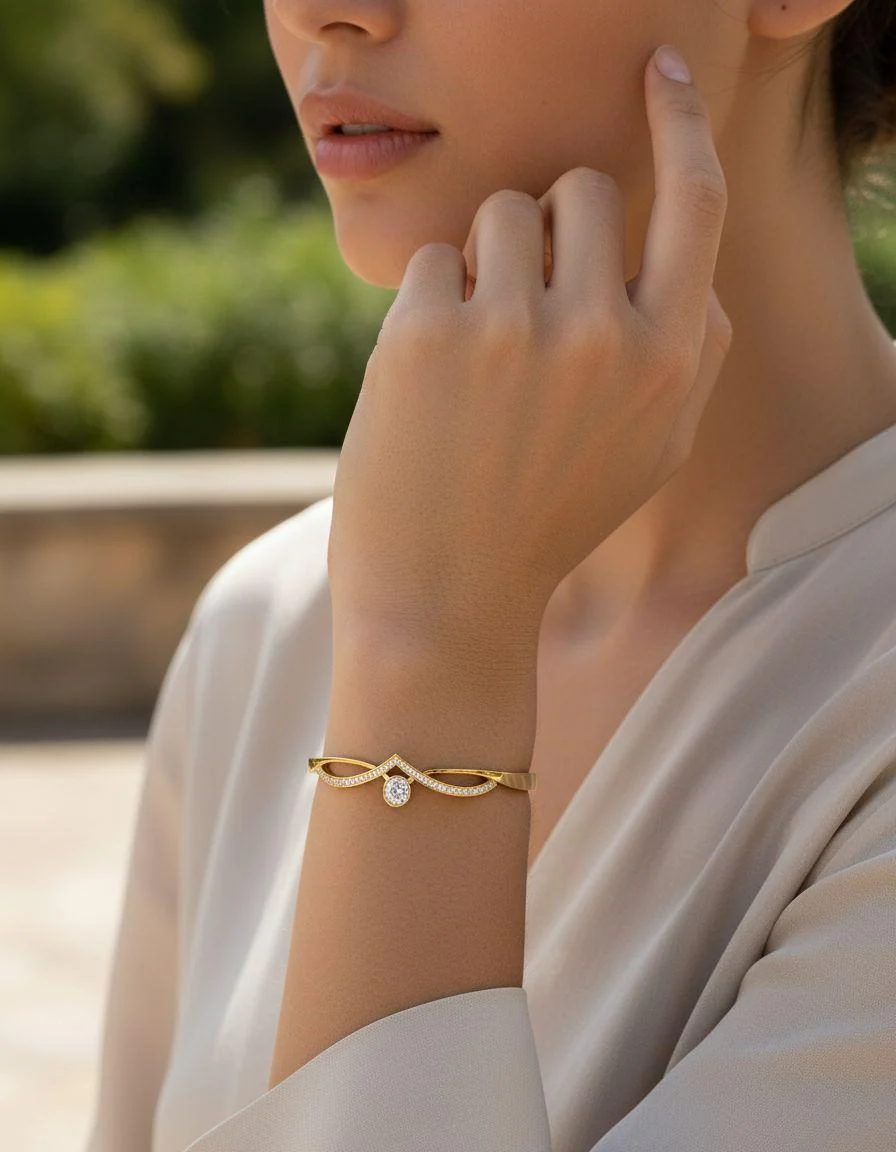 BRACELET EN ACIER DORE AVEC STRASS ET V AVEC STRASS - Image 2