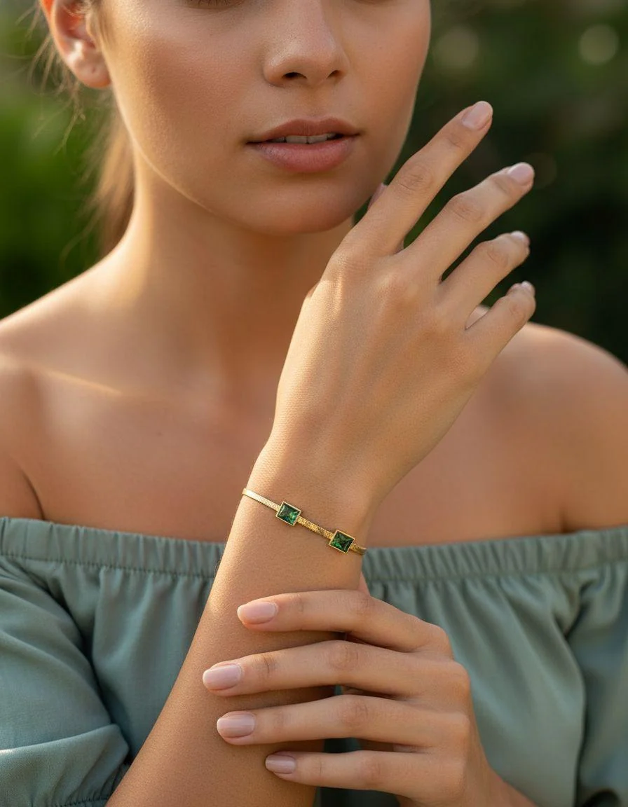 BRACELET EN ACIER DORE AVEC TRIPLE ZIRCONIUM EMERAUDE - Image 2
