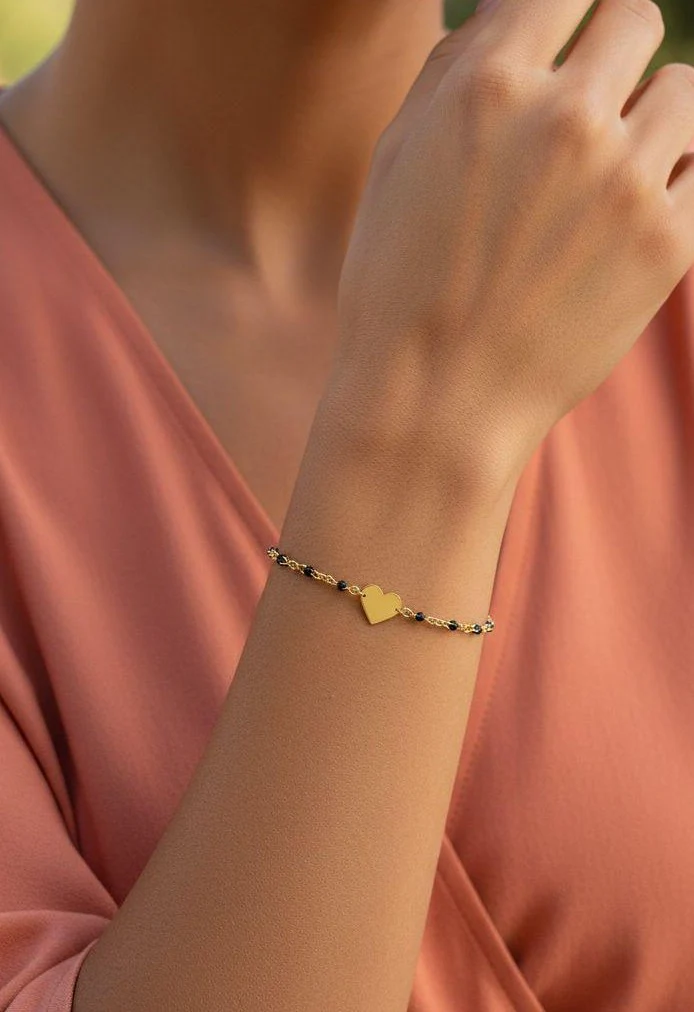 BRACELET EN ACIER DORE BILLES NOIRES ET COEUR - Image 2