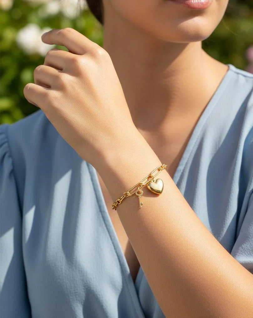 BRACELET EN ACIER DORE COEUR ET CLE PENDANTS - Image 2