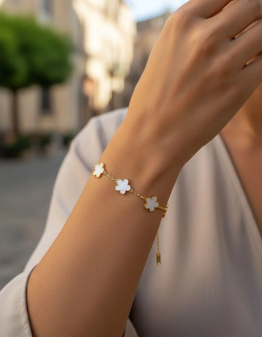 BRACELET EN ACIER DORE MOTIF FLEUR AVEC NACRE BLANC - Image 2