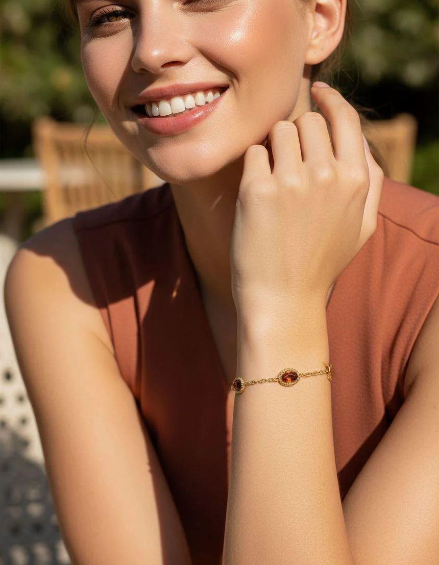BRACELET EN ACIER DORE MOTIF OVALE GRENAT AVEC PAPILLON - Image 2