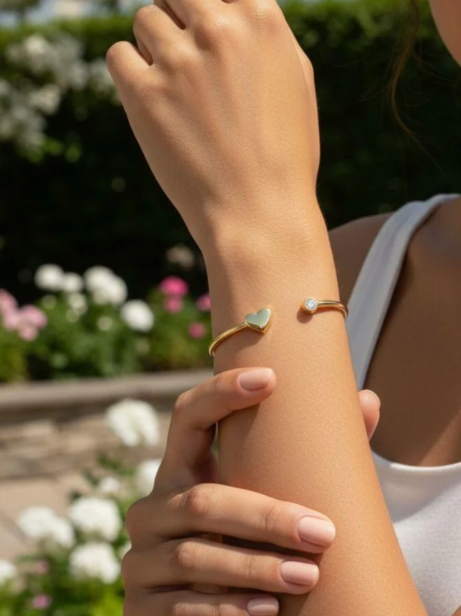 BRACELET EN ACIER DORE RIGIDE AVEC COEUR ET STRASS - Image 2