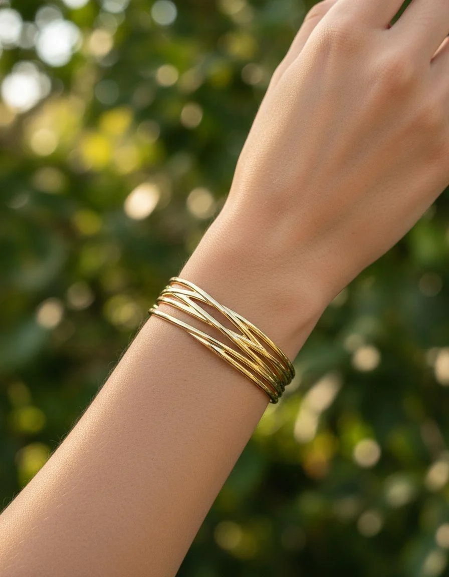 BRACELET EN ACIER DORE RIGIDE AVEC LIGNES ENTRELACES - Image 2