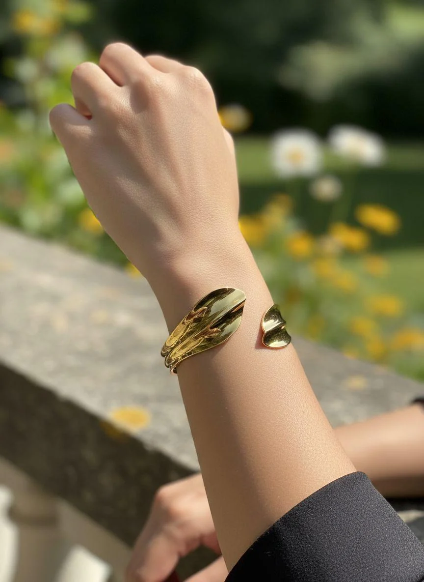 BRACELET EN ACIER DORE RIGIDE PETALE - Image 2