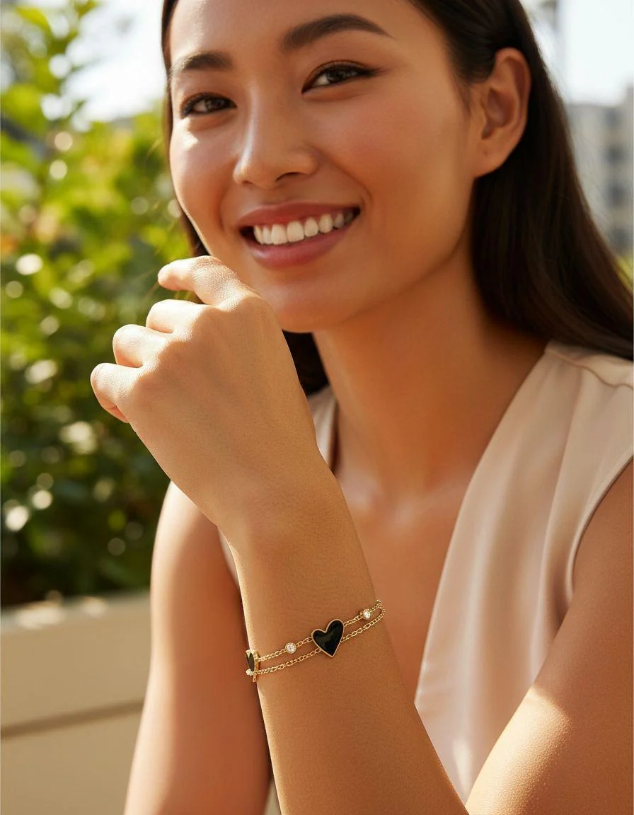 BRACELET EN ACIER DORE TRIPLE COEUR COULEUR ONYX + STRASS - Image 2