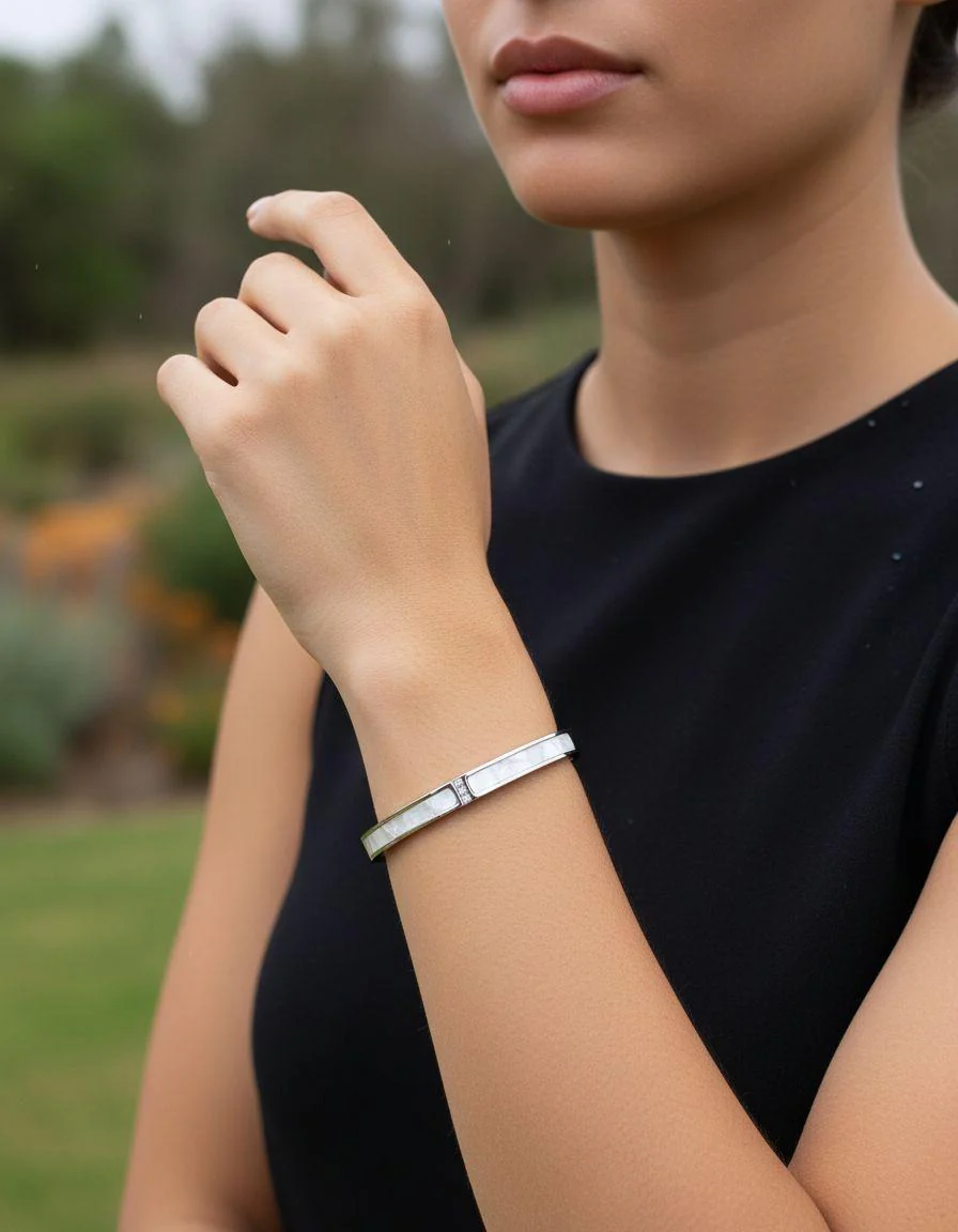 BRACELET RIGIDE EN ACIER AVEC NACRE ET 3 STRASS - Image 2
