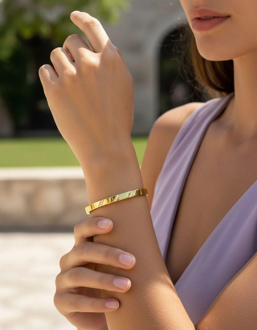 BRACELET RIGIDE EN ACIER DORE 3 LIGNES DE STRASS - Image 2
