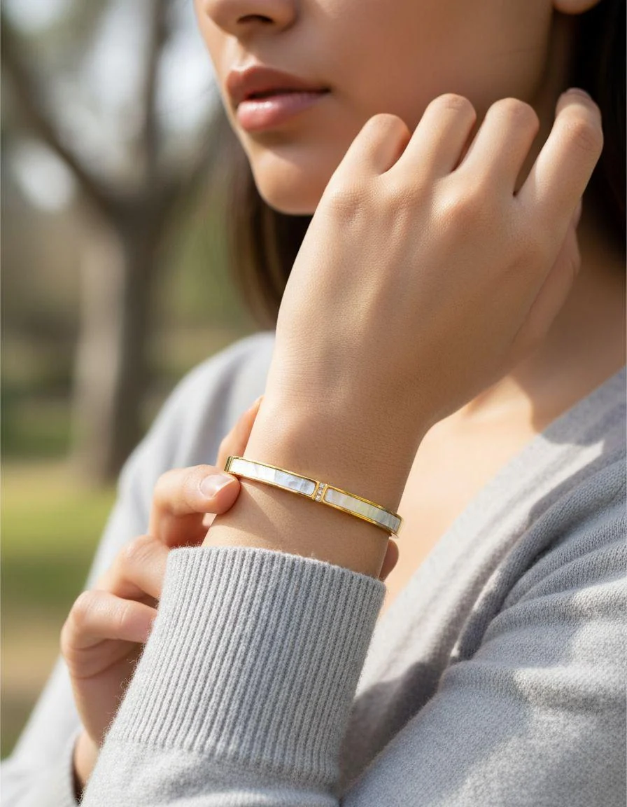 BRACELET RIGIDE EN ACIER DORE AVEC NACRE ET 3 STRASS - Image 2