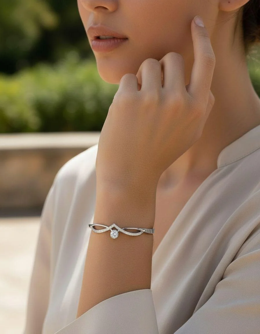 BRACELET RIGIDE EN ACIER MOTIF V AVEC STRASS ET SOLITAIRE - Image 2