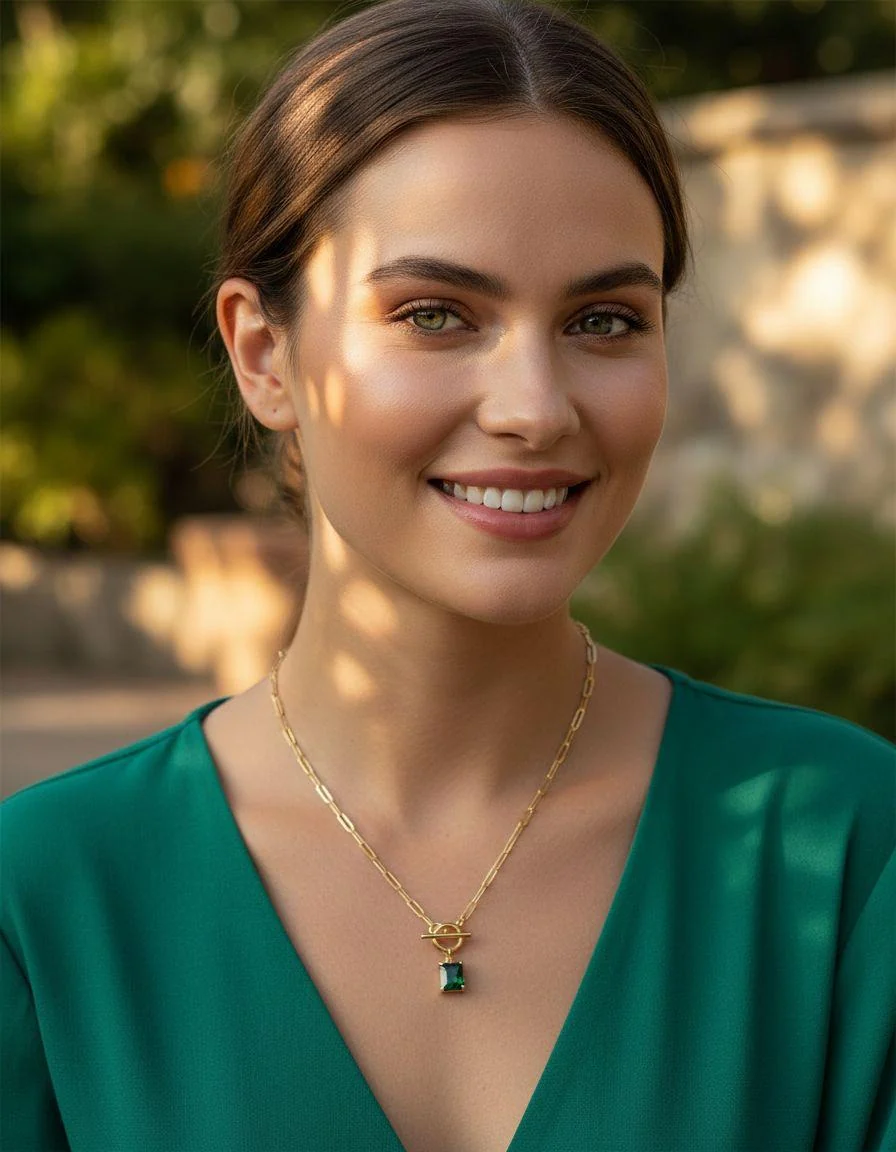 COLLIER EN ACIER DORE AVEC PENDENTIF RECTANGLE EMERAUDE ET FERMOIR BARRE - Image 2