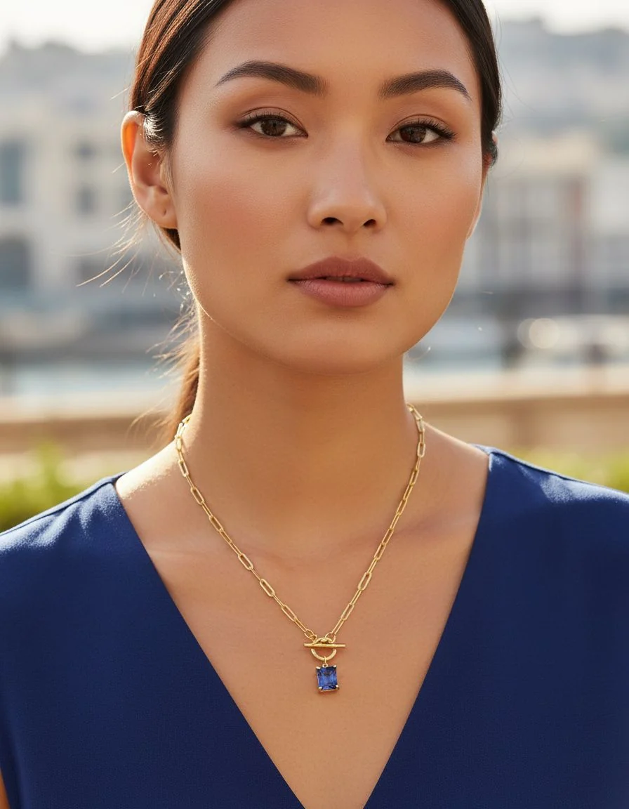 COLLIER EN ACIER DORE AVEC PENDENTIF RECTANGLE LIGHT SAPHIR - Image 2