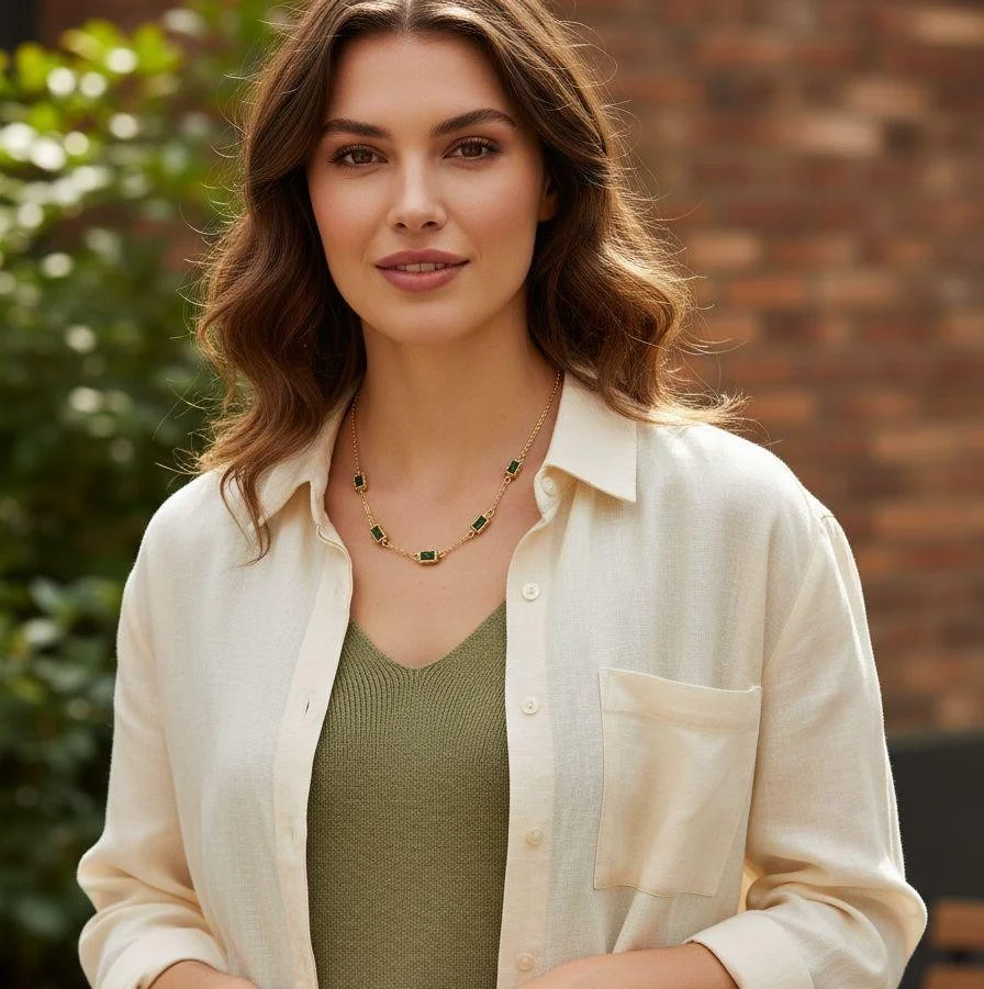 COLLIER EN ACIER DORE AVEC PIERRES EMERAUDE - Image 2