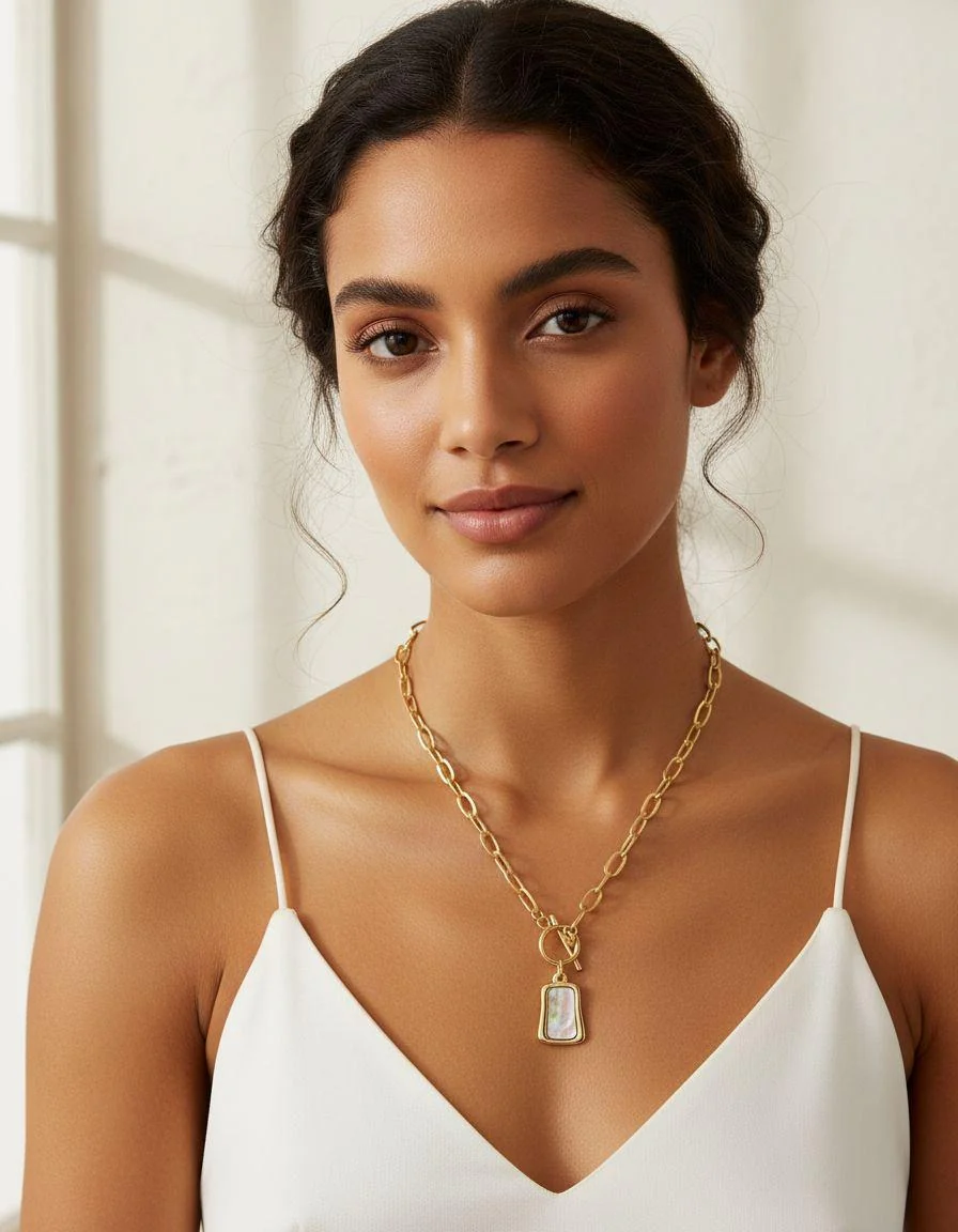 COLLIER EN ACIER DORE PENDENTIF TRAPEZE NACRÉ - Image 2