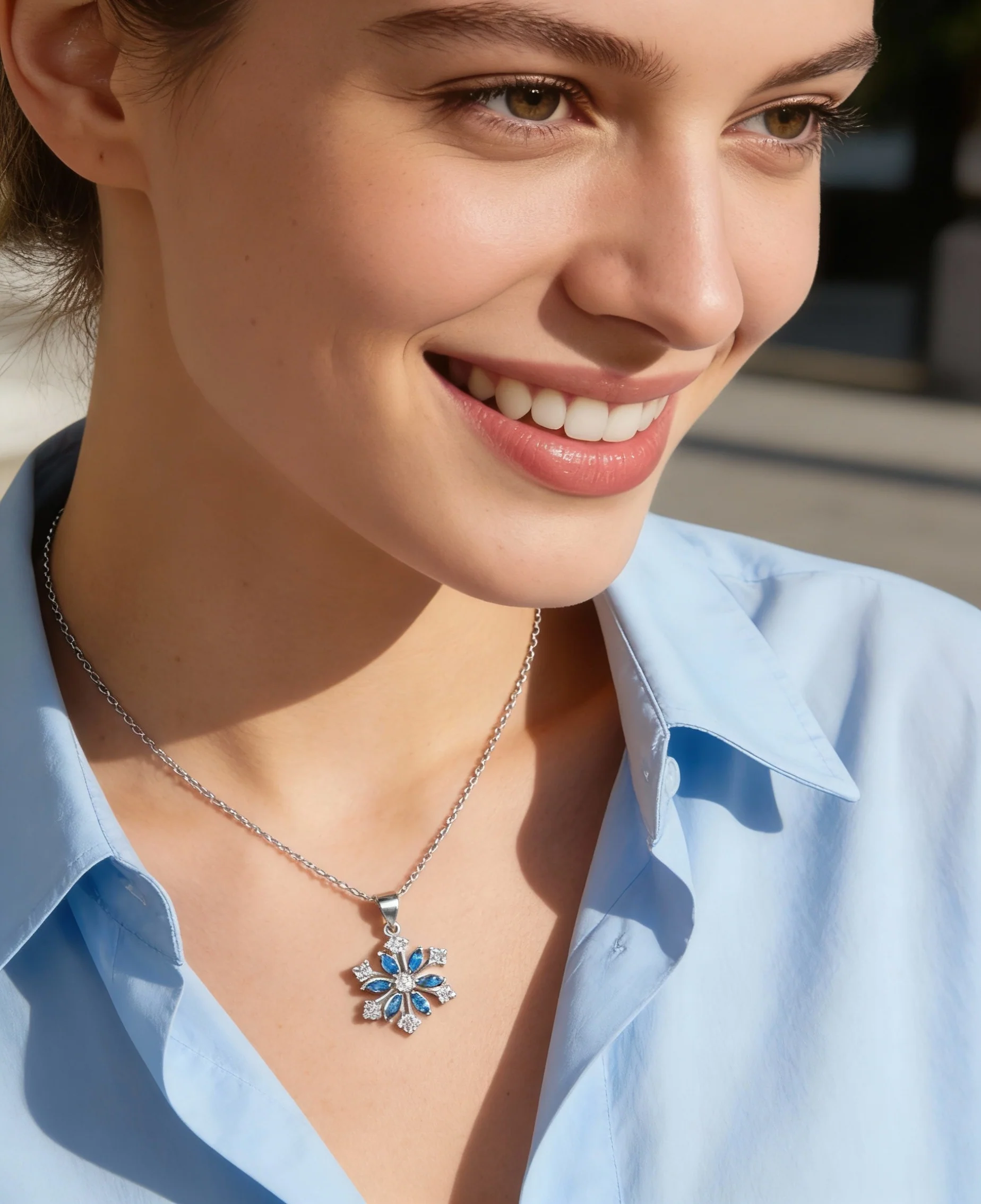 COLLIER EN ARGENT FLOCON DE NEIGE AVEC PIERRES BLANCHES ET BLEUES CLAIRES - Image 2